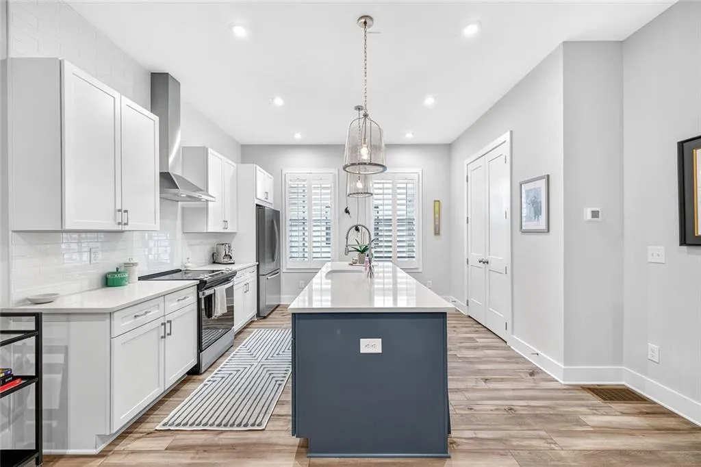 Atlanta, Georgia 30342, United States, 2 Bedrooms Bedrooms, ,3 BathroomsBathrooms,Residential,Active,223034