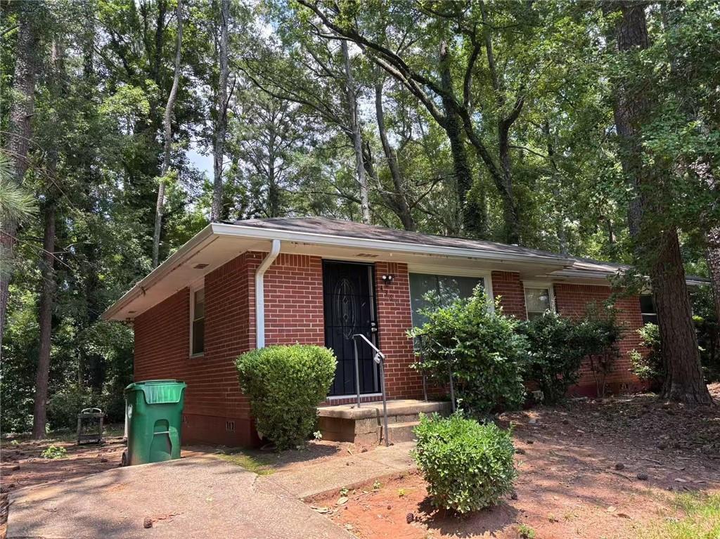 Cozy 3BR/1.5BA home for rent in Decatur! Features include a bright living space, eat-in kitchen, fresh paint, and Enjoy a large backyard perfect for outdoor entertaining or relaxation. Conveniently located near I-285, I-20, shopping, and schools. Ready for move-in!