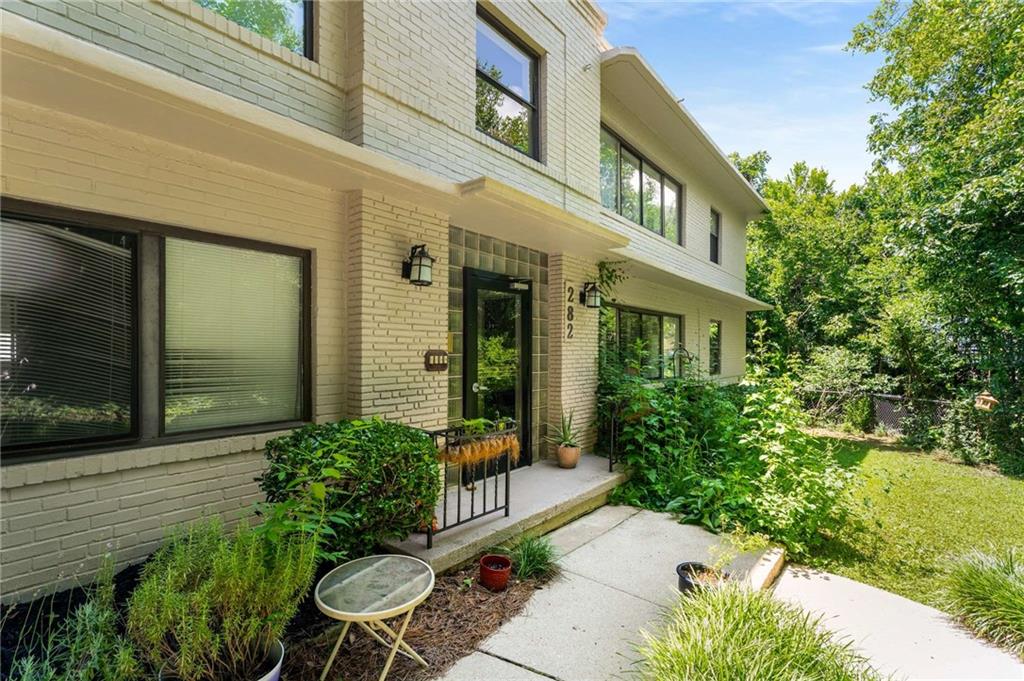 282 Ardmore Circle NW 6