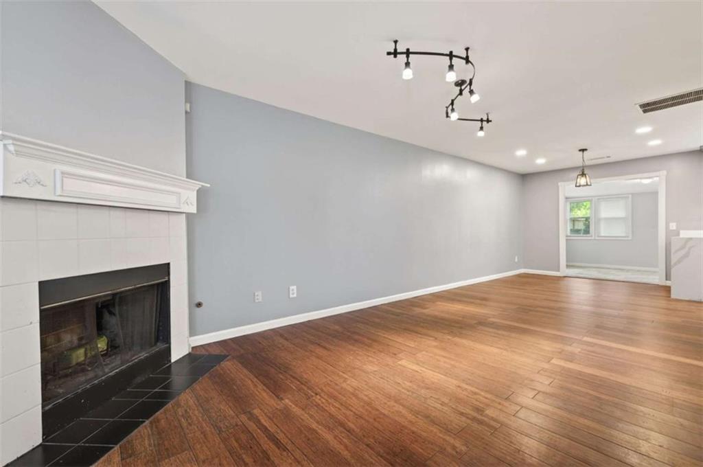 1001 Hillsborough Chse