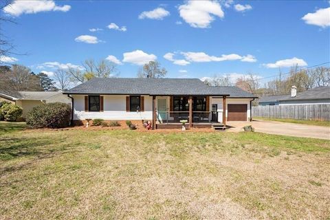 Homes For Sale - 16 Windsor Way<br/> Newnan, GA 30263