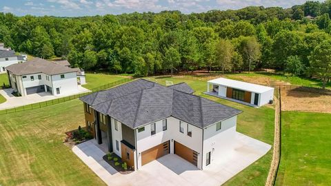 A home in Dacula