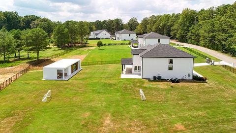 A home in Dacula