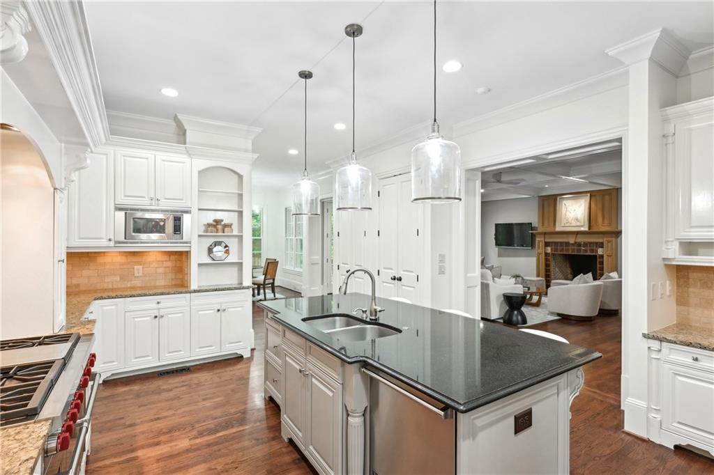 385 Laurel Chase Court, Atlanta, Georgia image 9