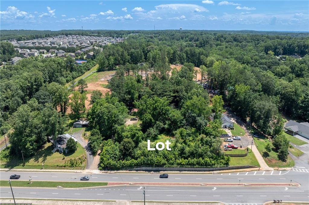 PRIME location near downtown Cumming just a couple of miles off the square. Great opportunity for new owner with endless possibilities. Property fronts Castleberry Road. High visibility just down the street from the Cumming Fairgrounds, the Forsyth County Board of Education and George W. Whitlow Elementary School. Sewer Connection is Available.
Property is an estate sale. Shared driveway. Old well house still remains but old family home has already been removed for buyer's convenience.