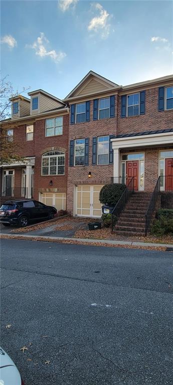 Beautiful, updated townhome located in the heart of Alpharetta! Gated S/T community w/top North Fulton schools. Newly refinished hardwood floors. Plush carpet. Lots of natural light. Updated kitchen w/breakfast bar & Stainless Steel Whirlpool appliances, glass subway tile backsplash, soft-close cabinets & drawers. Great room with fire place. Large Master with His and Her Closets, with updated spa-like bath with Jetted Tub. Spacious secondary BR's. Terrace level w/full BA & flex space for BR, media room, or office. Wifi Enabled Thermostats. 220V Electric car charger in garage! Amenities includes tennis courts and swimming pool.
Please note that the photos do not reflect the current condition of the house, as the current tenant's belongings are still present. The tenant is expected to move out by May 30th, 2025.