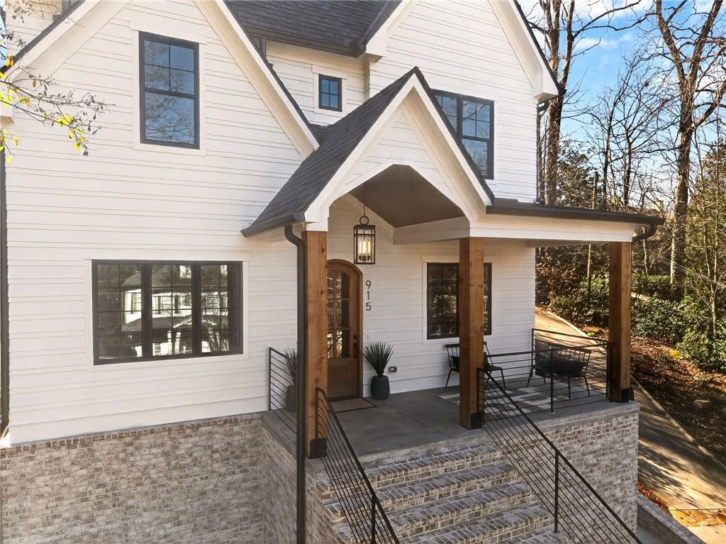 915 Amsterdam Avenue NE