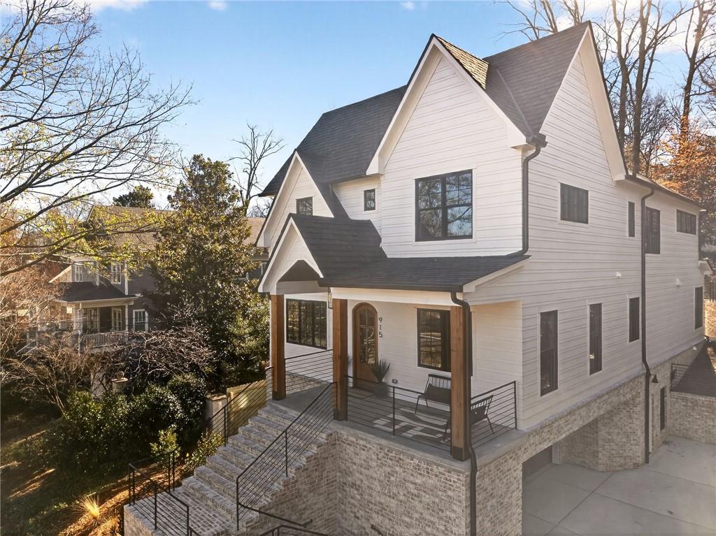 915 Amsterdam Avenue NE