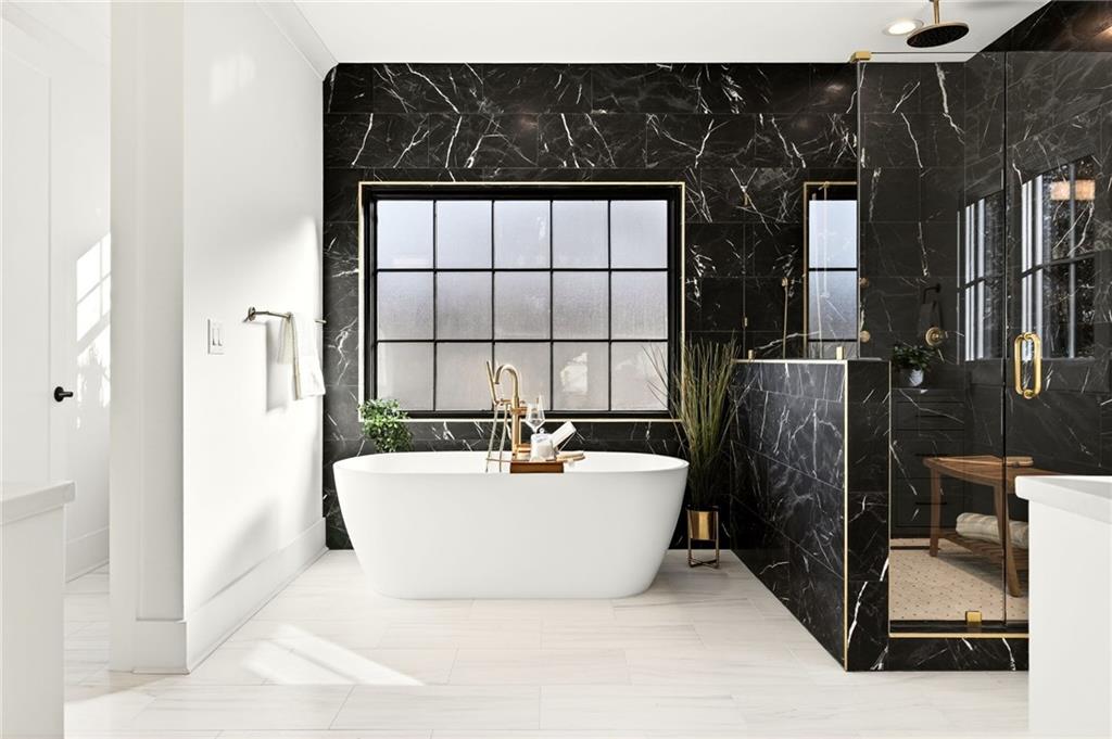 915 Amsterdam Avenue NE