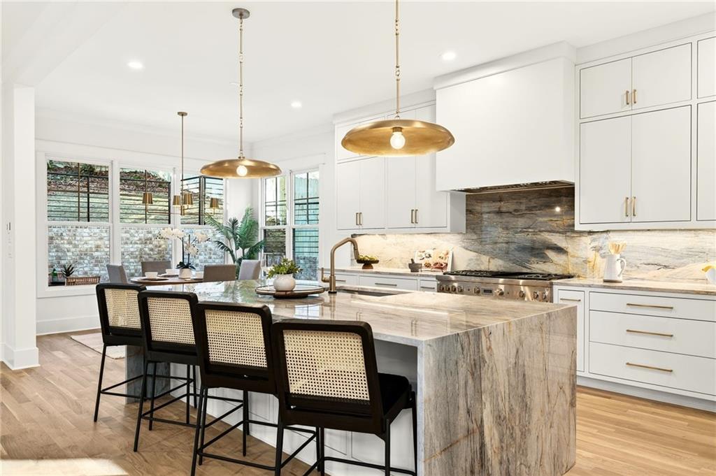 915 Amsterdam Avenue NE