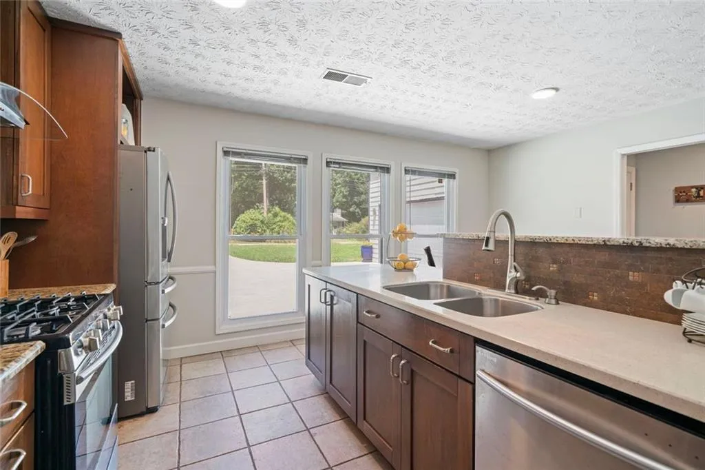 Suwanee, Georgia 30024, United States, 3 Bedrooms Bedrooms, ,2 BathroomsBathrooms,Residential,Active,192312