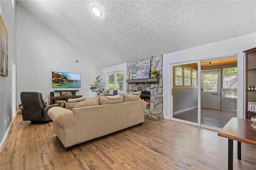 Suwanee, Georgia 30024, United States, 3 Bedrooms Bedrooms, ,2 BathroomsBathrooms,Residential,Active,192312