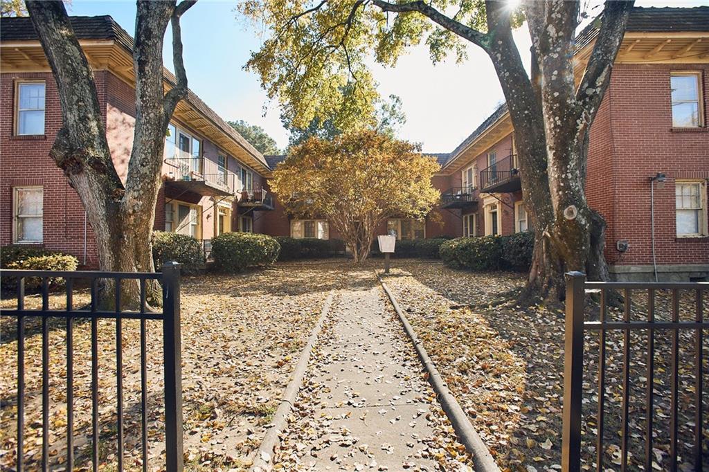 Just steps from the BeltLine, this charming one-bedroom, one-bathroom apartment is situated in the highly desirable Virginia Highland neighborhood of Atlanta. Set in a historic brick building, the home features spacious living areas and beautiful hardwood floors throughout. Combining classic character with modern convenience, it offers the perfect Intown lifestyle with easy access to top dining, shopping, and entertainment. Don’t miss the chance to live in one of the city’s most vibrant and walkable communities.