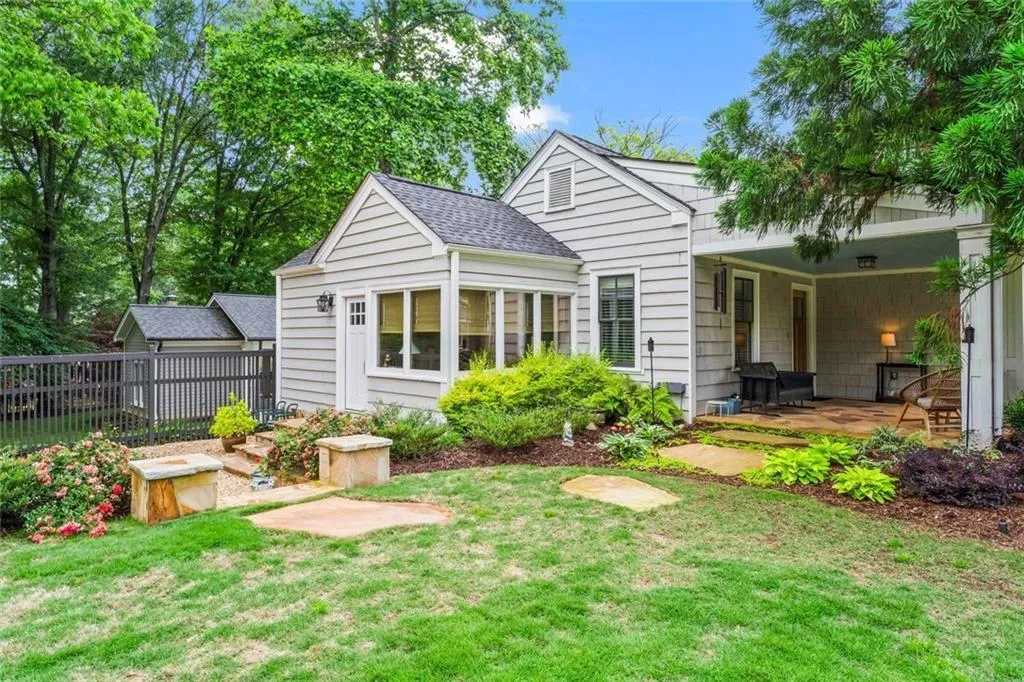 Marietta, Georgia 30060, United States, 3 Bedrooms Bedrooms, ,2 BathroomsBathrooms,Residential,Pending,129538