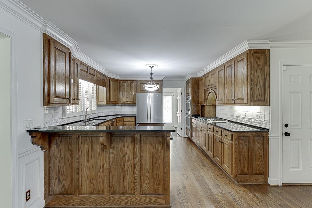 7660 Dunvegan Close, Sandy Springs, Georgia image 12