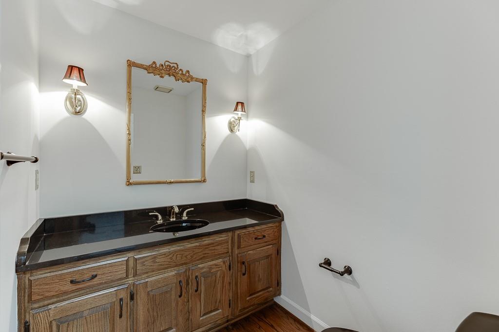 7660 Dunvegan Close, Sandy Springs, Georgia image 10