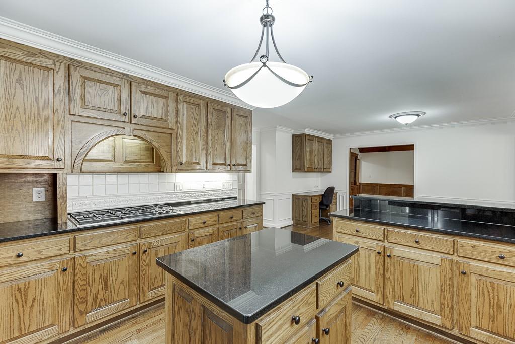 7660 Dunvegan Close, Sandy Springs, Georgia image 14