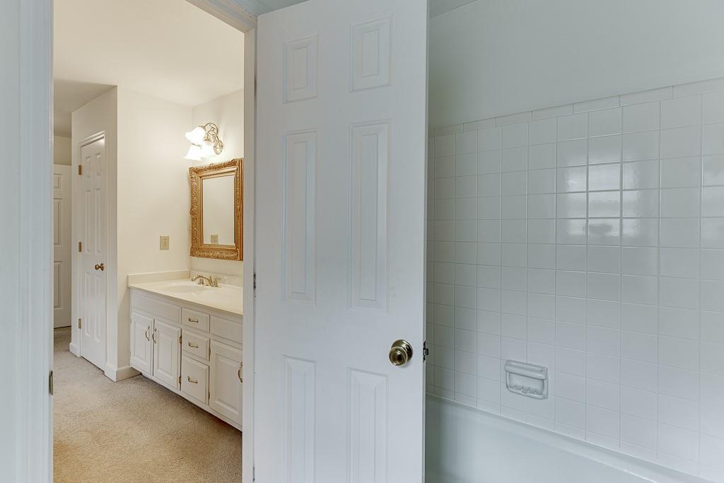 7660 Dunvegan Close, Sandy Springs, Georgia image 38