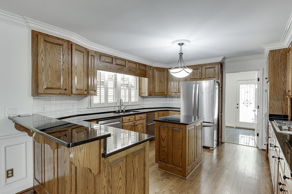 7660 Dunvegan Close, Sandy Springs, Georgia image 13
