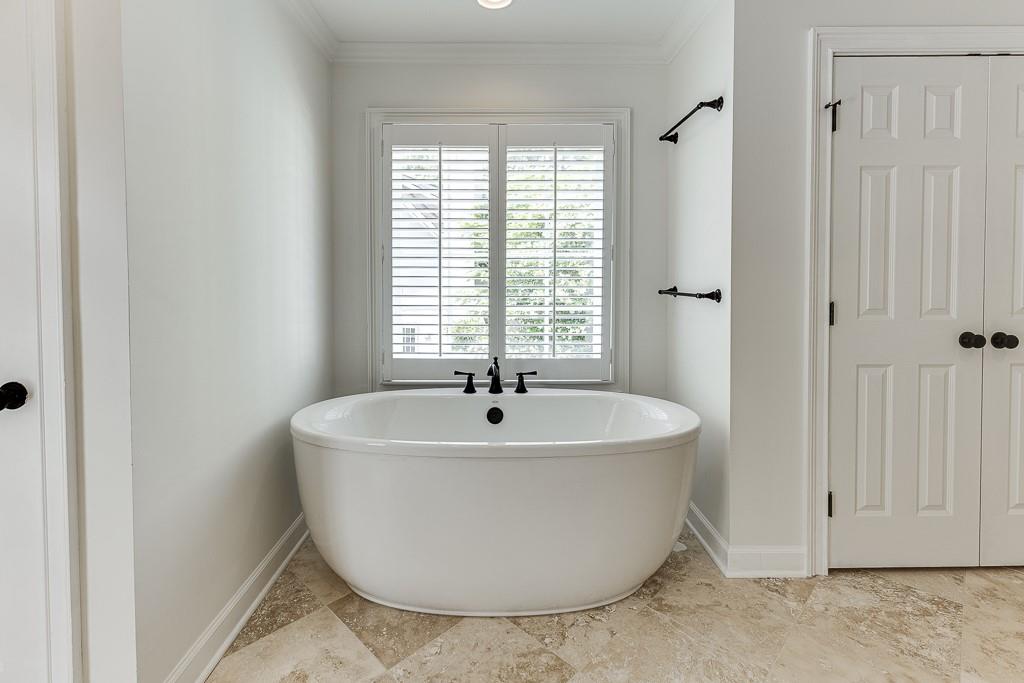 7660 Dunvegan Close, Sandy Springs, Georgia image 33