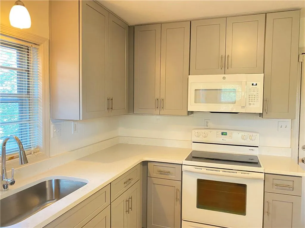 Smyrna, Georgia 30082, United States, 2 Bedrooms Bedrooms, ,1 BathroomBathrooms,Residential,Active,27689