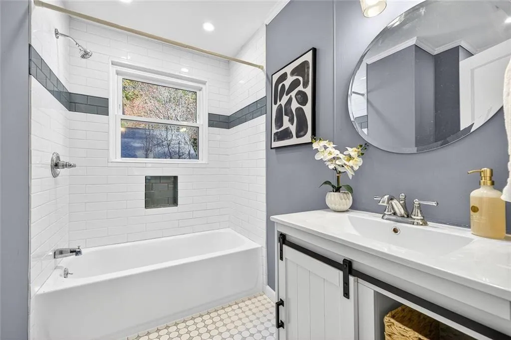 Atlanta, Georgia 30324, United States, 4 Bedrooms Bedrooms, ,3 BathroomsBathrooms,Residential,Active,239255