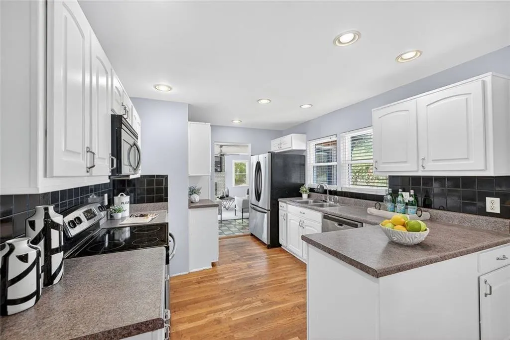 Atlanta, Georgia 30324, United States, 4 Bedrooms Bedrooms, ,3 BathroomsBathrooms,Residential,Active,239255