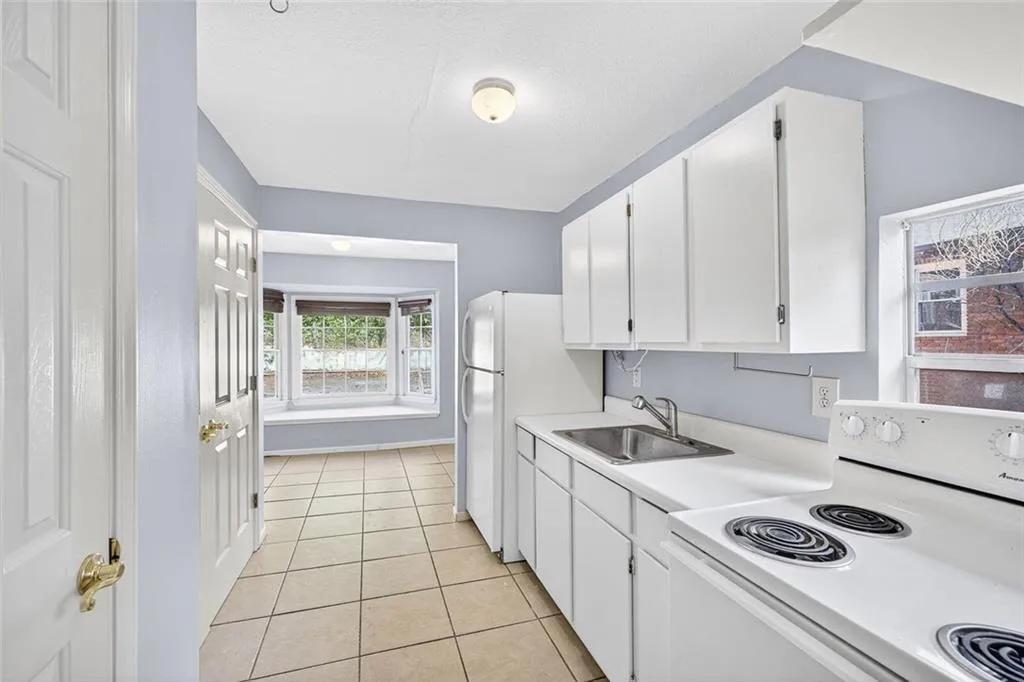 Atlanta, Georgia 30324, United States, 4 Bedrooms Bedrooms, ,3 BathroomsBathrooms,Residential,Active,239255