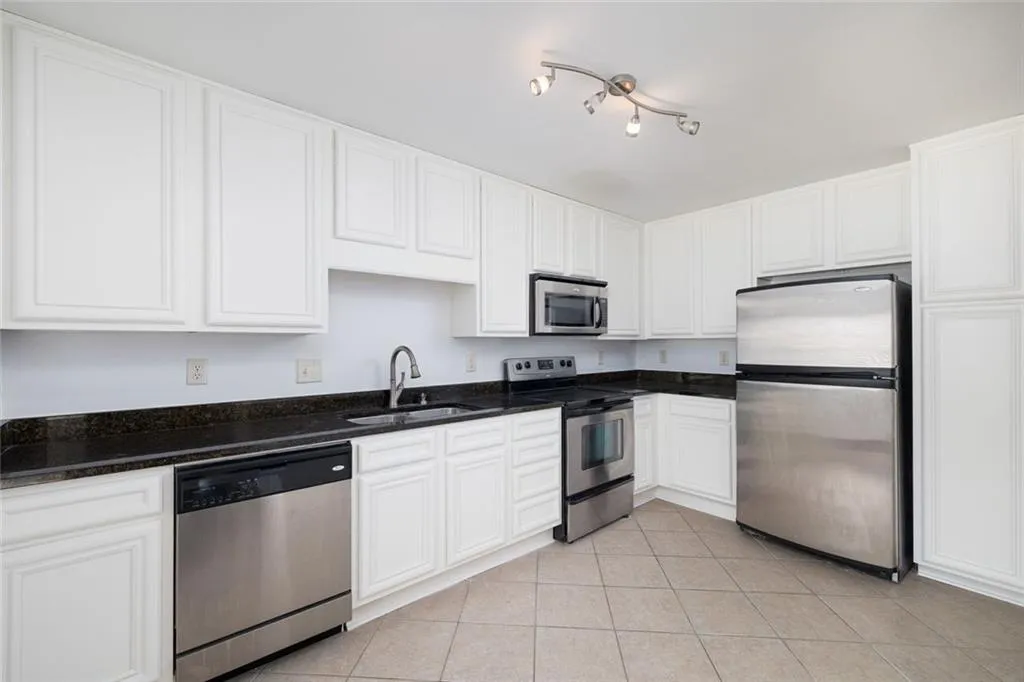 Atlanta, Georgia 30319, United States, 2 Bedrooms Bedrooms, ,3 BathroomsBathrooms,Residential,Active,120859