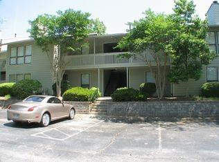 Spacious East Cobb Condo in an AWARD WINNING SCHOOL DISTRICT (Sope Creek Elementary, Dickerson Middle, Walton High School). Great Location 10 minutes to I-285, 20 minutes to Sandy Springs Marta, quiet area close to all shopping (Parkaire Landing, Avenue, Merchants Walk). Roommate floor plan with walk-in closets, sunroom (office), balcony, and fireplace.
Rent includes water, garbage collection, and use of community pool/tennis