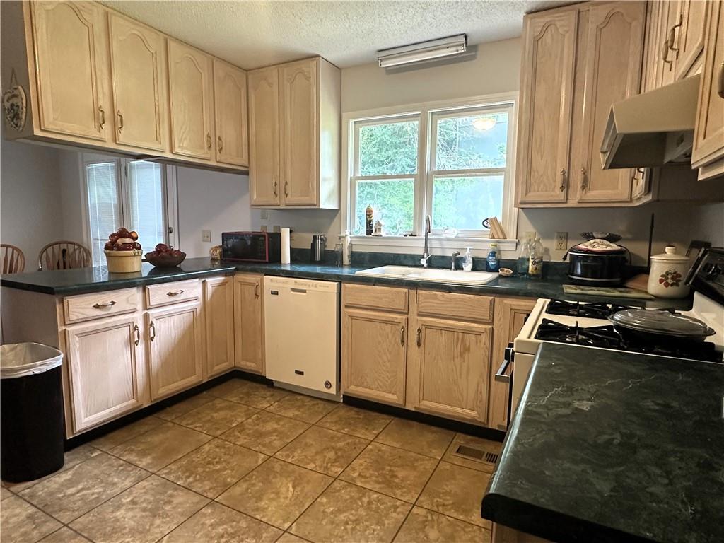 102 Lindsey Court NE