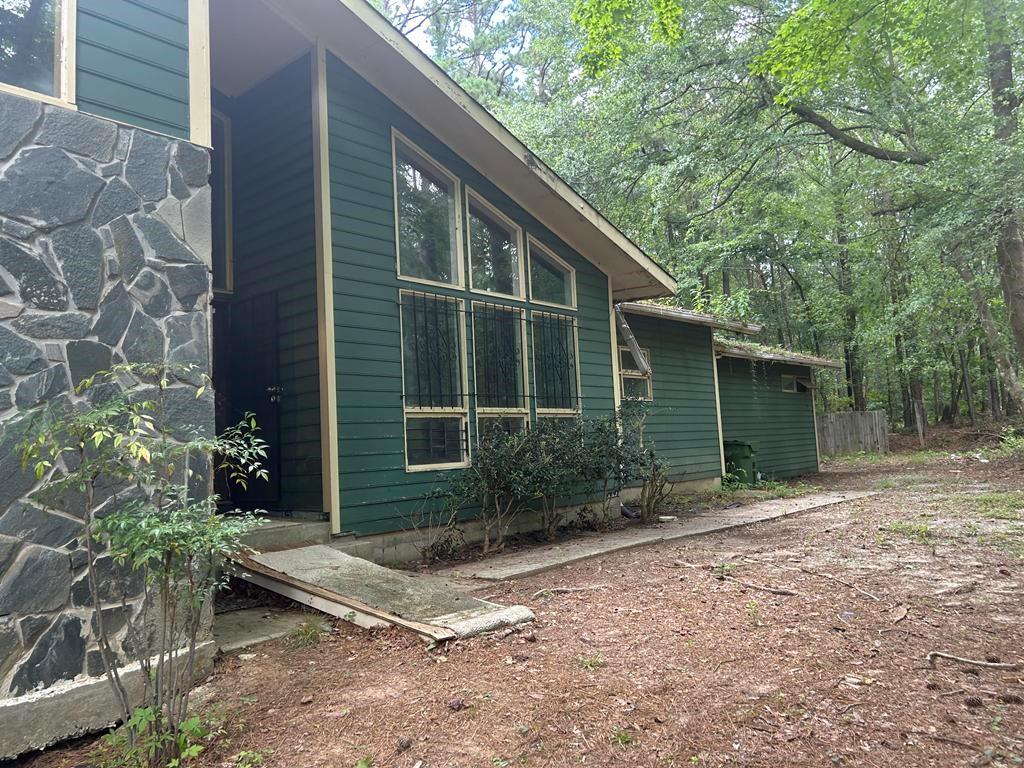 Welcome to 2725 Old Jonesboro Rd, a property full of opportunity and potential in Fairburn, GA! This home is ready for someone with vision and a desire to create their dream space. The property offers a spacious layout and a generous lot that can be transformed into the perfect haven with a little imagination. Situated in a prime location with easy access to major roads this is an ideal spot for those looking to customize a home to their own style. Whether you're an investor, a DIY enthusiast, or looking for a project, this lot is the perfect starting point to bring your ideas to life. Don’t miss the chance to make this yours! Check it out today.