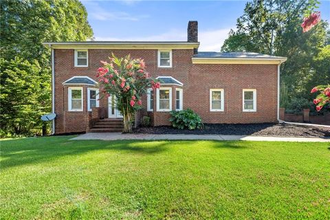 Homes For Sale - 140 Forest Lake Drive<br/> Fayetteville, GA 30215