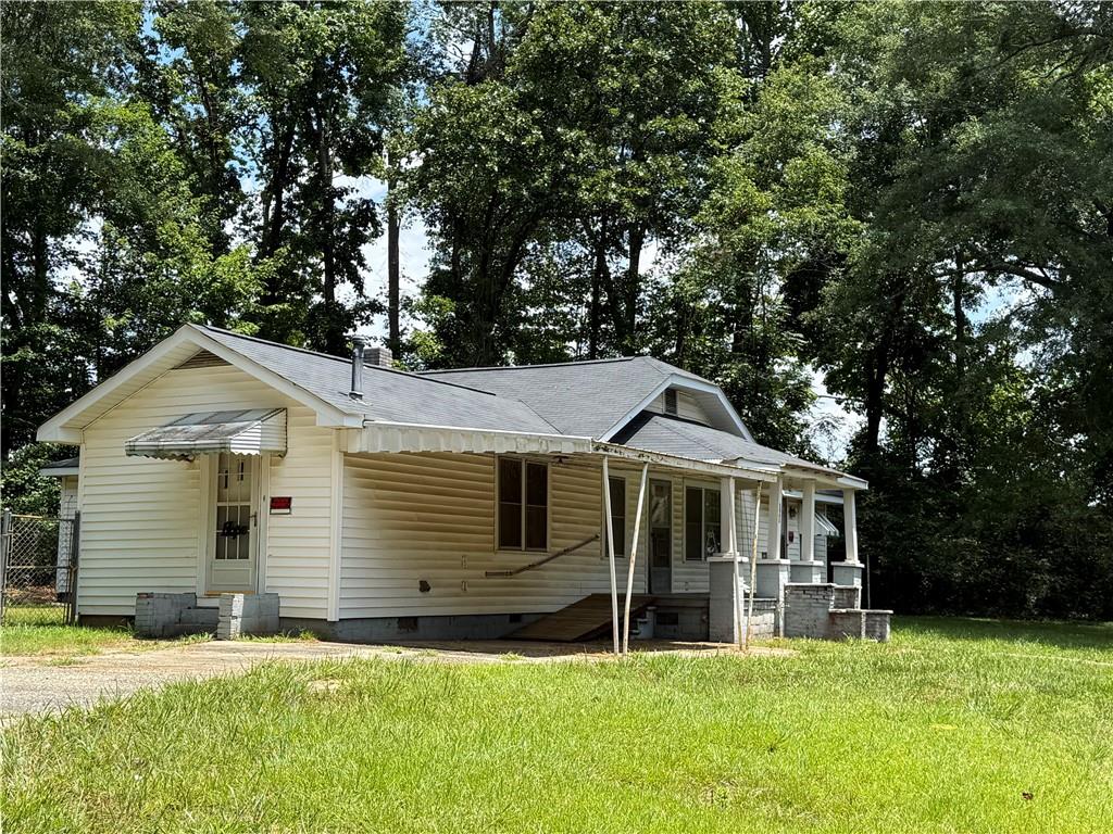 This 3-bedroom, 1.5-bath property offers incredible opportunity for homeowners and investors alike. Perfectly positioned between several established commercial properties—including a bustling shopping center and Rabbittown’s newest growing community—this home is ideal for residential living or future business use.
Whether you're looking to renovate into your dream home or capitalize on the area’s commercial growth, this property delivers loads of potential. Don’t miss your chance to own a versatile piece of real estate in a prime, high-traffic location!