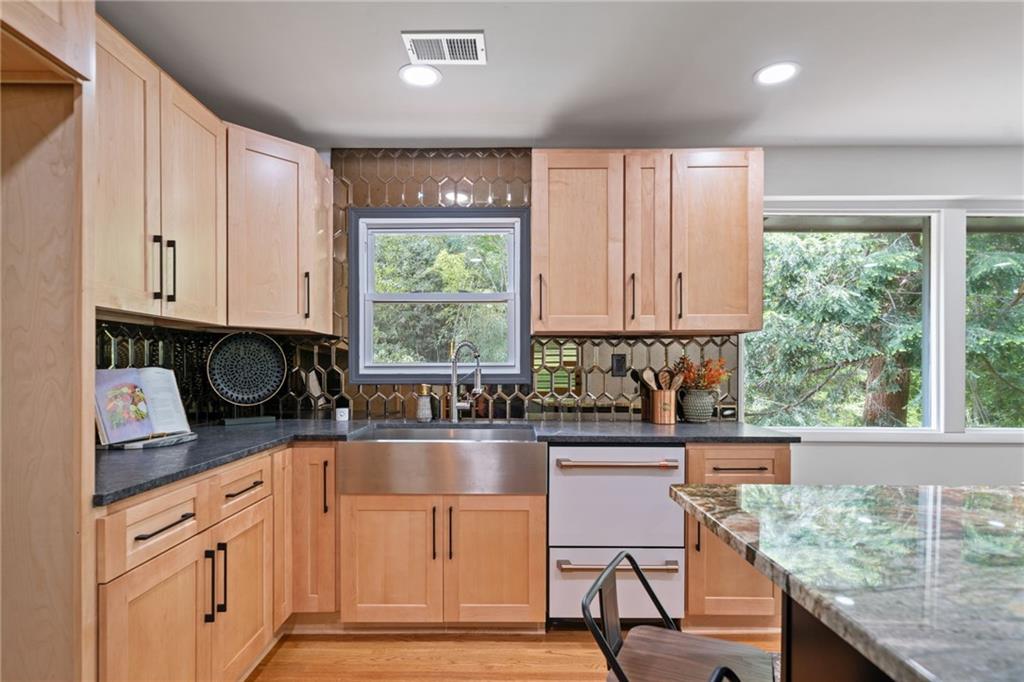 4206 Lake Laurel Drive, Smyrna, Georgia image 7