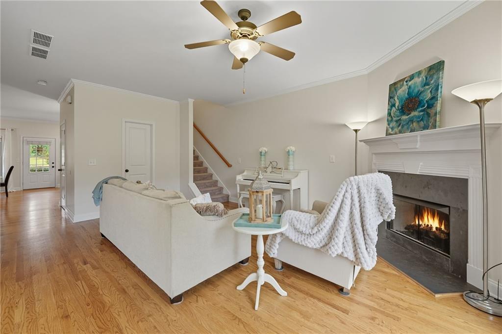 405 Royal Crescent Lane E