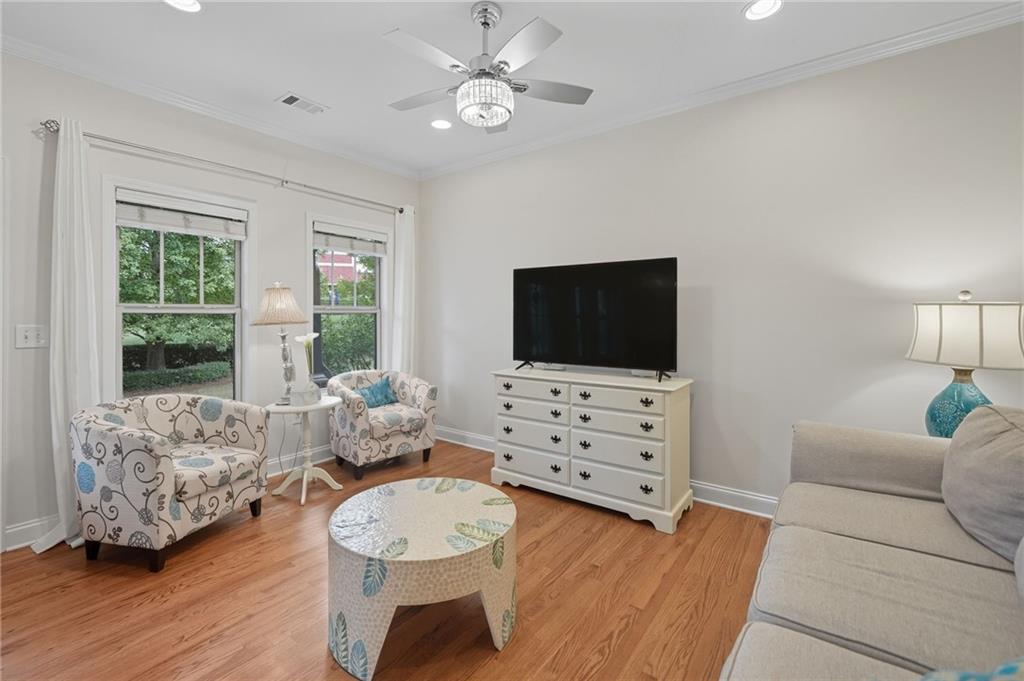 405 Royal Crescent Lane E