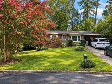 Homes For Sale - 127 Ellendale Lane<br/> Atlanta, GA 30318
