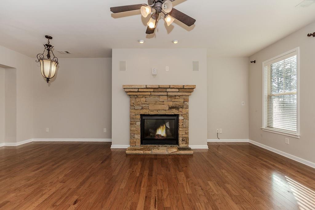 507 Grove Field Court, Suwanee, Georgia image 4