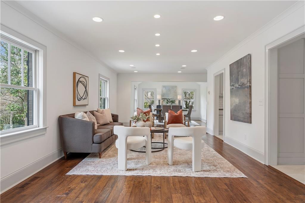 712 Gladstone Road NW