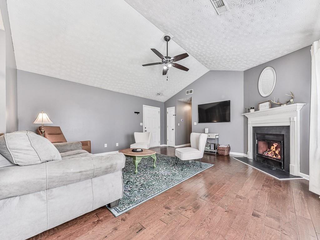 15 Oak Grove Lane NW