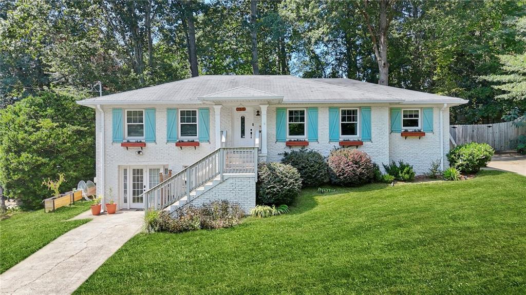 Welcome to this beautifully updated Smyrna home on a quiet cul-de-sac. The main level offers 3 bedrooms and an upgraded
kitchen, while the expansive finished basement features an additional bedroom that doubles as another primary bedroom, a
bonus room, laundry, and a home theatre. Enjoy 3 entry points, 2 separate driveways, a deck, fenced yard, and serene outdoor
seating under the front porch. Walking distance from Campbell High and Smyrna Market Village, with The Battery, I-75, and I-
285 just minutes away.