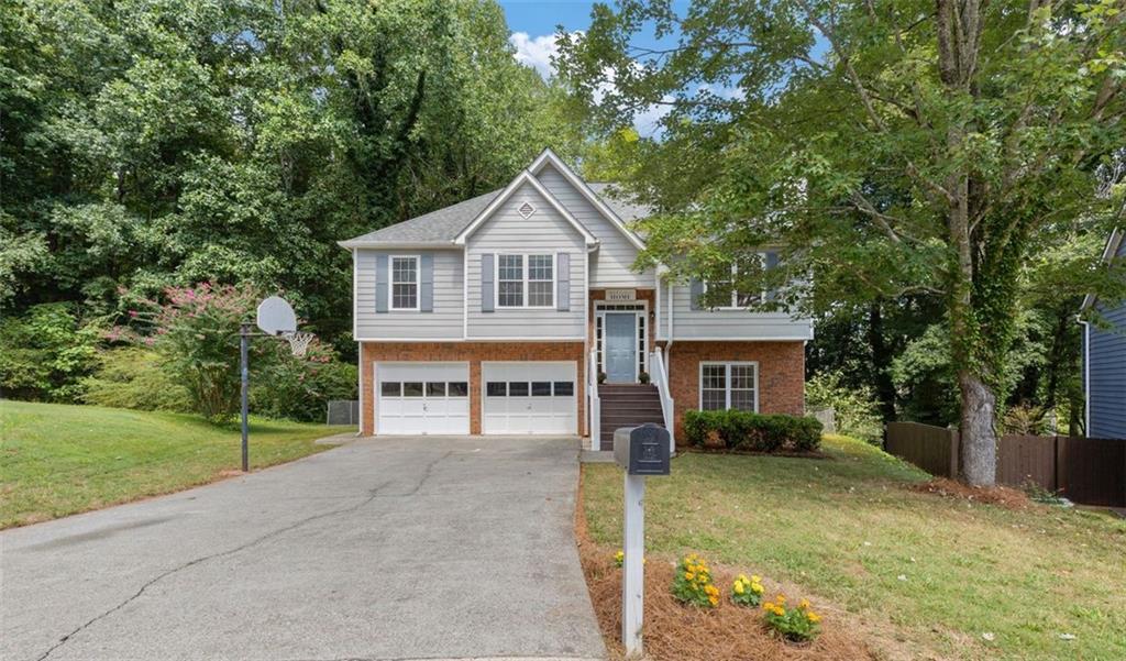 **Don't miss this stunningly renovated 4-bedroom, 3-bath home tucked away on a quiet cul-de-sac in the sought-after Kell Cluster School District—**with NO HOA! Move-in ready with 2025 upgrades including brand-new kitchen and bathroom cabinets, gorgeous quartz countertops, rainfall showers, updated faucets, sinks, lighting, hardware, and a full suite of new stainless steel appliances—refrigerator, gas range, hood, and dishwasher.
Earlier updates include a premium roof, modern flooring, and a space-saving foldable breakfast bar in the kitchen. The spacious living room with cozy fireplace and the separate dining room feature soaring vaulted ceilings and abundant natural light—perfect for entertaining or relaxation.
The main-level primary suite boasts a walk-in closet, luxurious Kohler double vanity with quartz countertops, a soaking tub, and separate shower. Downstairs, the expansive bonus room with a full bath offers flexibility as a 4th bedroom, in-law suite, home office, or gym.
The oversized 2-car garage includes a dedicated storage/workshop area.
Ideally located near top-rated East Cobb schools, KSU, downtown Woodstock, shopping, dining, parks, I-75 and I-575—this is a rare chance to own a beautifully updated home in one of East Cobb’s most desirable areas. Welcome home!