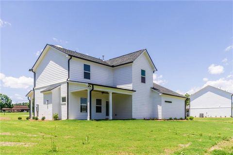 A home in Dacula