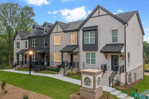 Townhouse For Sale - 624 Oakleaf Grove Lane<br/> Sugar Hill, GA 30518