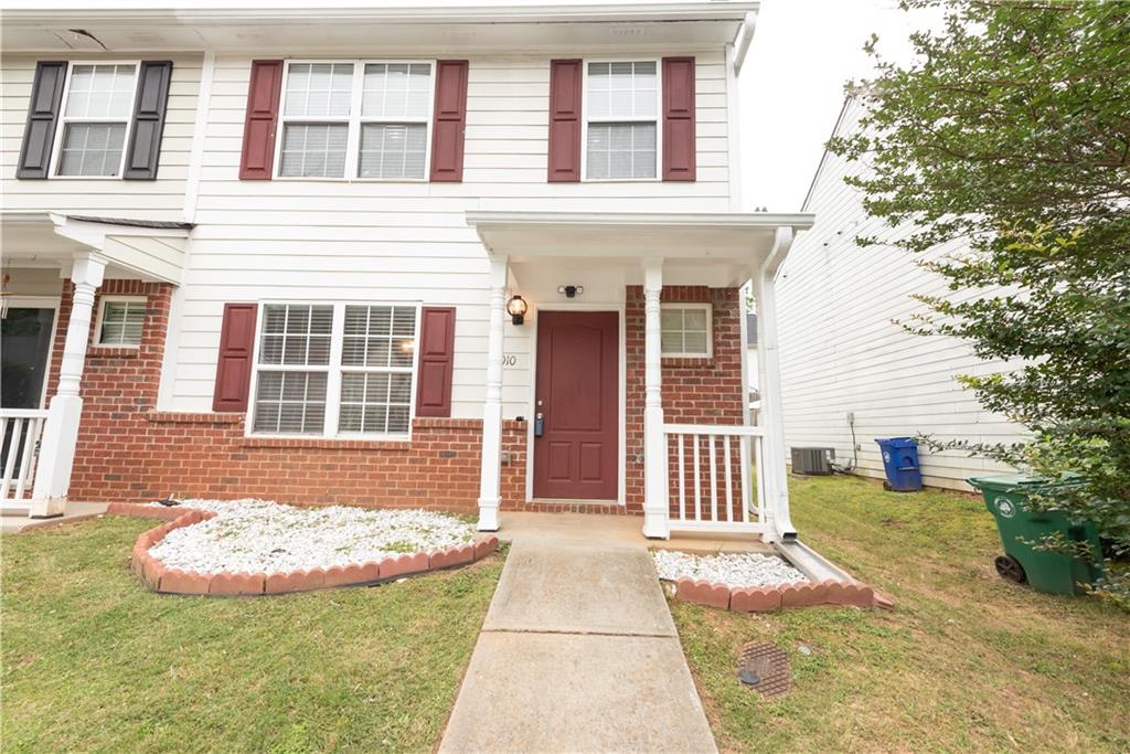Fully renovated and move in ready townhome located in East Atlanta. This two-story townhome features three bedrooms, two and a half bath, eat-in kitchen, granite countertops and stainless-steel appliances. The master bedroom is spacious, it has single sink, shower/tub, and walk in closet. Also, new white faux blinds on windows, etc.
Home is convenient to shopping, restaurants, recreation and I-20. It is a short distance to East Atlanta Village and downtown Atlanta. Low HOA dues!
COME SEE!