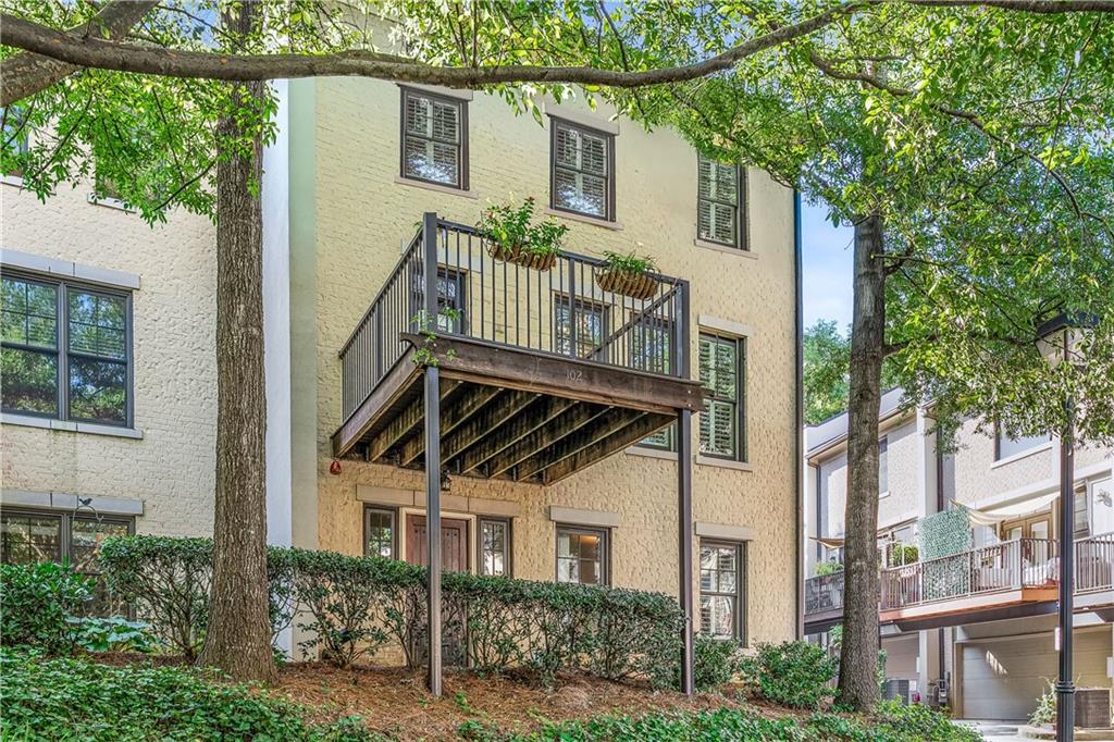 102 Knob Hills Circle