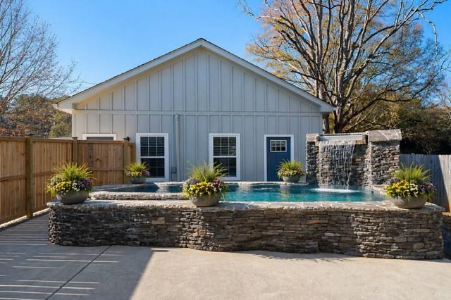 547 CENTER Road SE