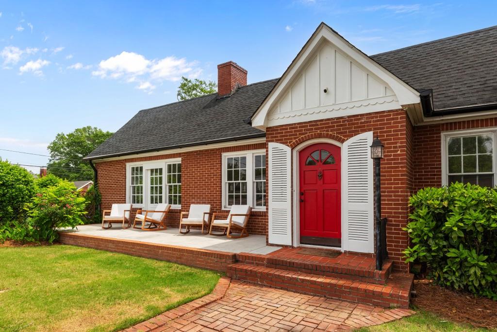 Charming cottage located within the Newnan Historic District featuring 4 beds 2 baths and outdoor living space both in the front and back of the home. The home has been thoughtfully renovated and improvements include stylish kitchen with all new cabinets, countertops and appliances. The primary bedroom and bath honors the nostalgic character of the home. The secondary bathroom has been elevated with spa like tile and finishes. Oversized bedrooms and living room offer amble living space for a large family or roommates. Walkable to the downtown Newnan square, shopping and numerous restaurants and bars. Located just behind the Wadsworth Auditorium. Dogs allowed with limitation. Fenced yard. This rental offers living space of the entire upper level of a multi-family home.
