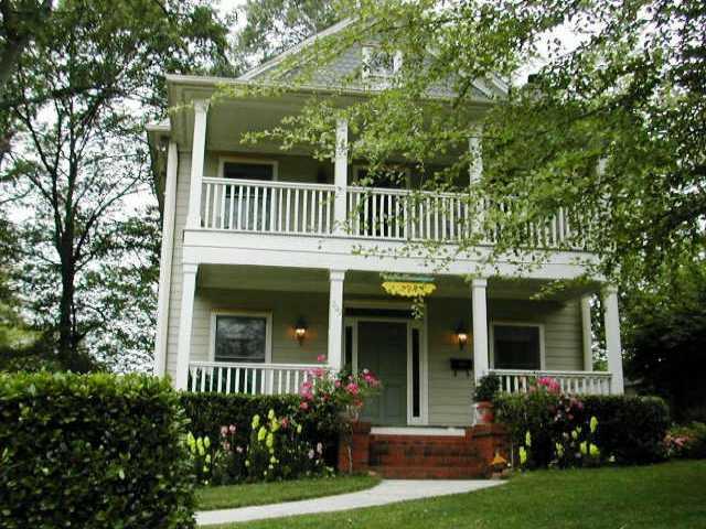 SOUTHERN ELEGANCE IN HISTORIC GRANT PARK. 3BR/2.5BA W/HARDWOOD FLOORS, GRANITE AND STAINLESS STEEL IN KITCHEN, FENCED YARD W/DECK, SECURED PARKING, MASTER SUITE W/HUGE BALCONY. WALK TO GRANT PARK.